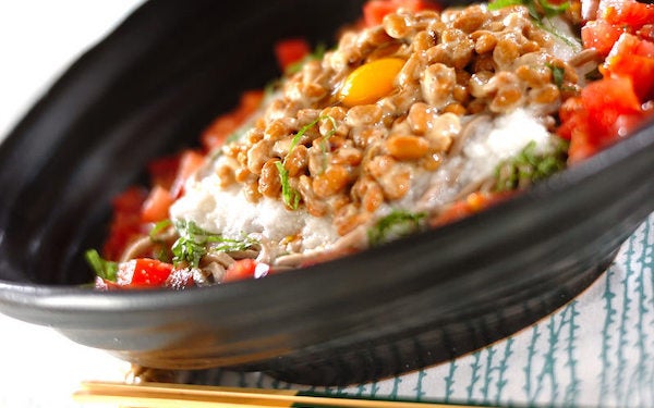 サラダ感覚で食べられる！　パパッと作れる「納豆そばサラダ」