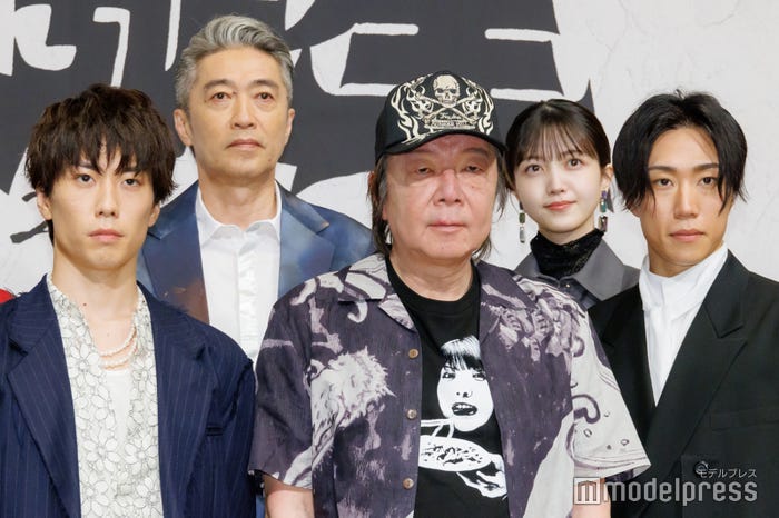 (後列左から)池田成志、久保史緒里/(前列左から)早乙女友貴、古田新太、早乙女太一(C)モデルプレス