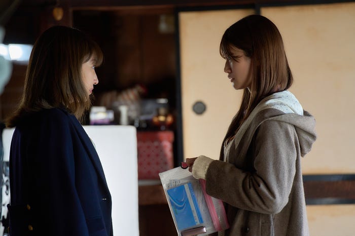 矢田亜希子、生見愛瑠「日曜の夜ぐらいは…」第3話より(C)ABCテレビ