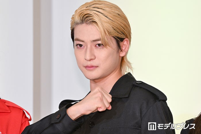 高橋文哉、会見中に“途中退席” 金髪ヤンキーから黒髪オタク変身で雰囲気ガラリ【伝説の頭 翔】