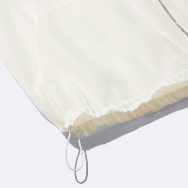 裾のドローストリングでシルエットの調整が可能