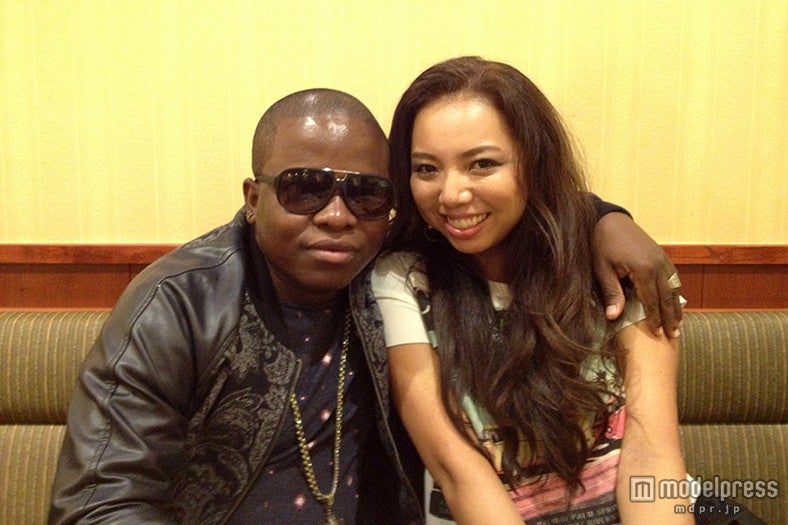 佐野まり江さんとシャバさん／画像提供：毎日放送