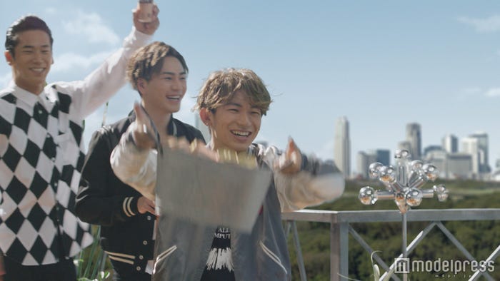 左から:小林直己、登坂広臣、NAOTO/新CM「ルーフトップ」篇より