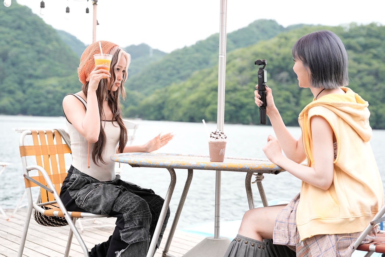 YURI、JISOO「マックに甘いの飲みにこない？リニューアル」篇（提供写真）