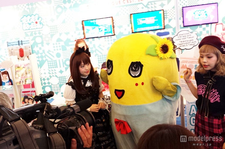 「JAPAN　EXPO」でブースを練り歩くふなっしー