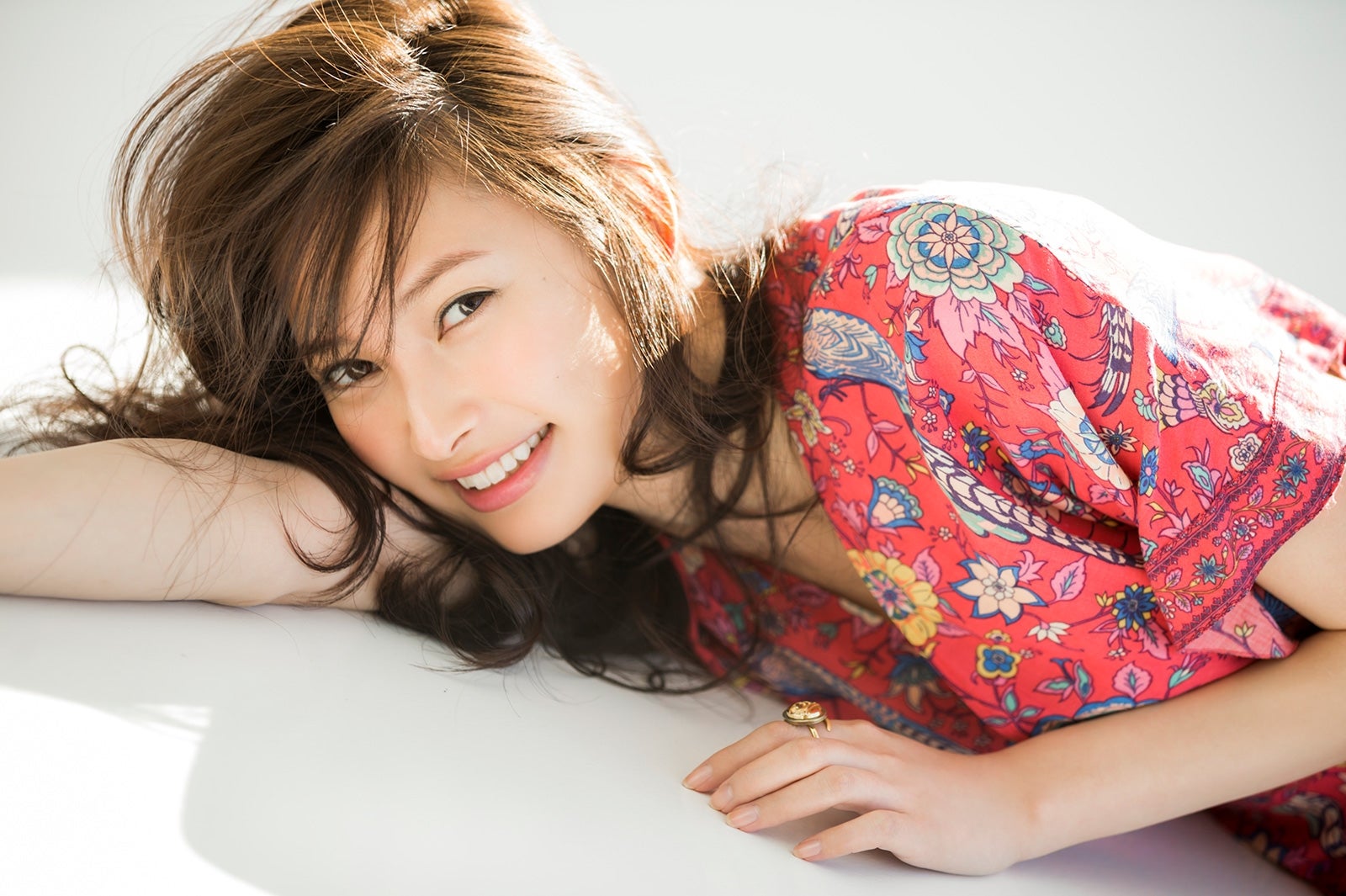 大政絢、最大限の“大人な魅力”解放　ナチュラル美貌にドキッ