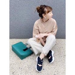 「ベージュ色のTシャツ」大人女子はどう着こなす?上品見えするベージュTコーデ9選