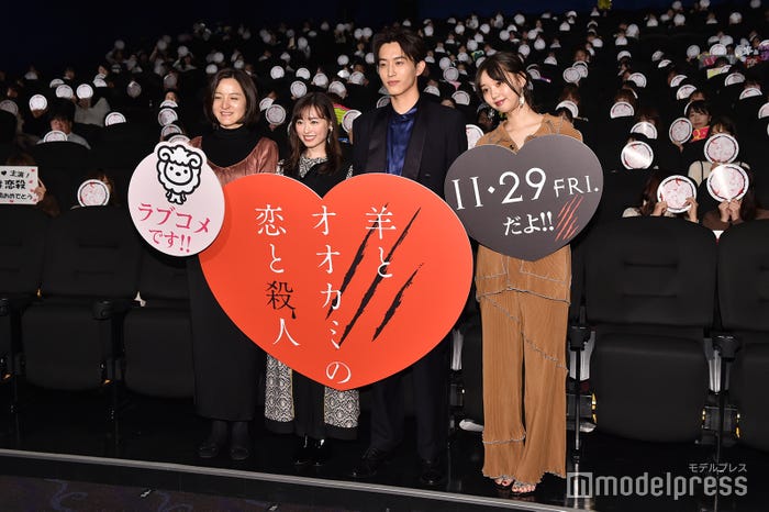 (左から)朝倉加葉子監督、福原遥、杉野遥亮、江野沢愛美(C)モデルプレス