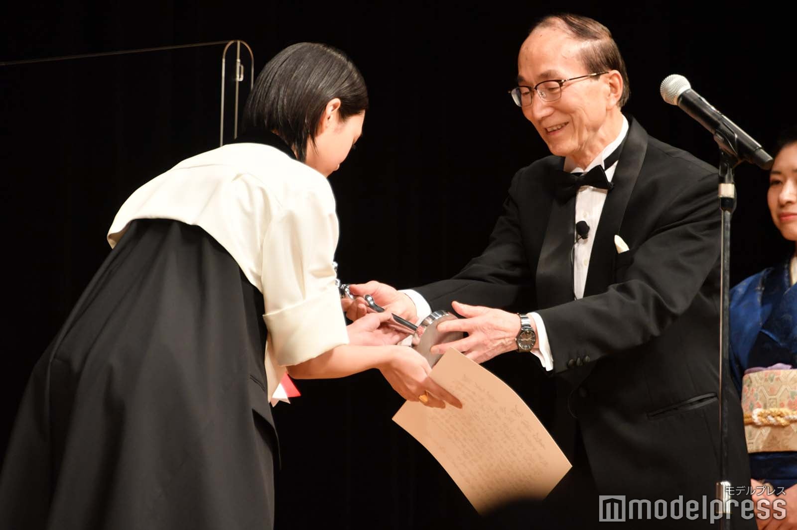 表彰される河合優実 （C）モデルプレス