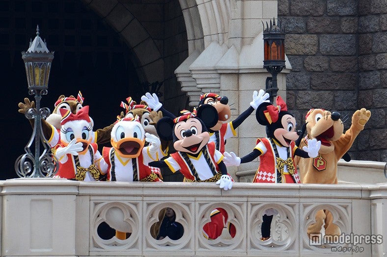 シンデレラ城から登場