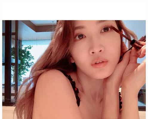 紗栄子、マスカラを塗る姿に「美しすぎ」「色っぽい」と絶賛の声 私物コスメ公開でメイク事情明かす