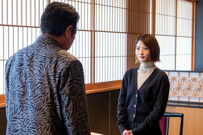 (右)若月佑美 (C)カンテレ