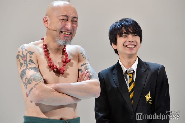 早く上着が着たい山内圭哉、おばけを見てしまった佐藤勝利(C)モデルプレス