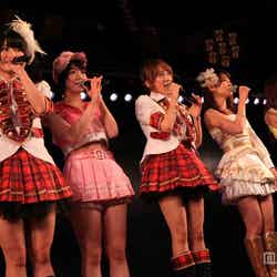 「AKB48劇場8周年特別記念公演」
（左より）横山由依、峯岸みなみ、高橋みなみ、大島優子、梅田彩佳／（C）AKS