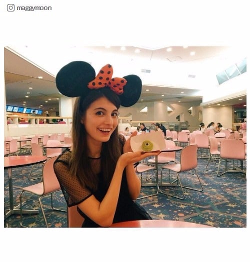 マギー、念願のディズニーランドで大はしゃぎ 可愛すぎて園内ざわつく