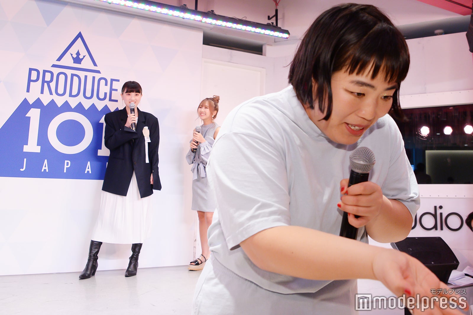 報道陣を突然スカウトしたゆりやんレトリィバァ （C）モデルプレス