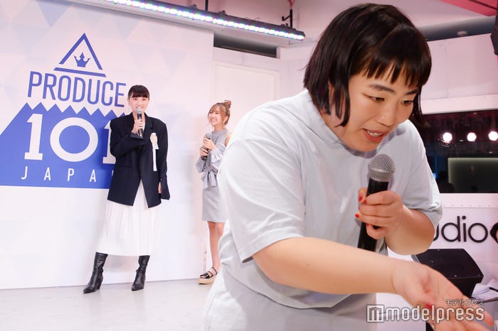 報道陣を突然スカウトしたゆりやんレトリィバァ (C)モデルプレス