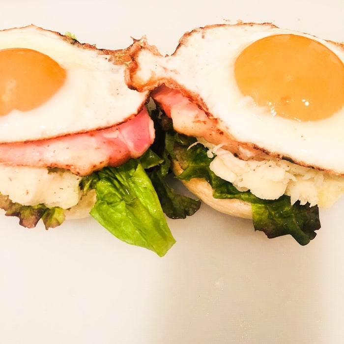 手順5：サニーレタス、和えたじゃがいも、ベーコン、目玉焼きを乗せる／画像提供：柏原歩