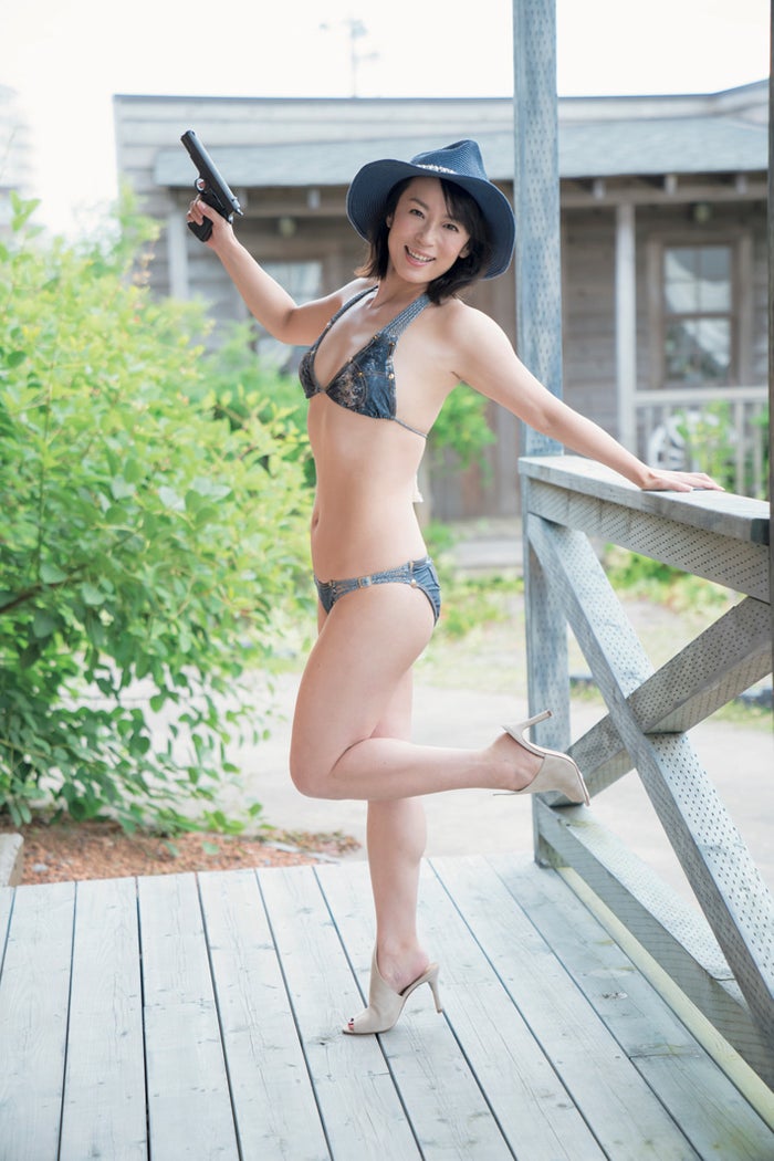 佐藤仁美 22年ぶりの 再会 グラビア ビキニで驚異のボディ披露 モデルプレス