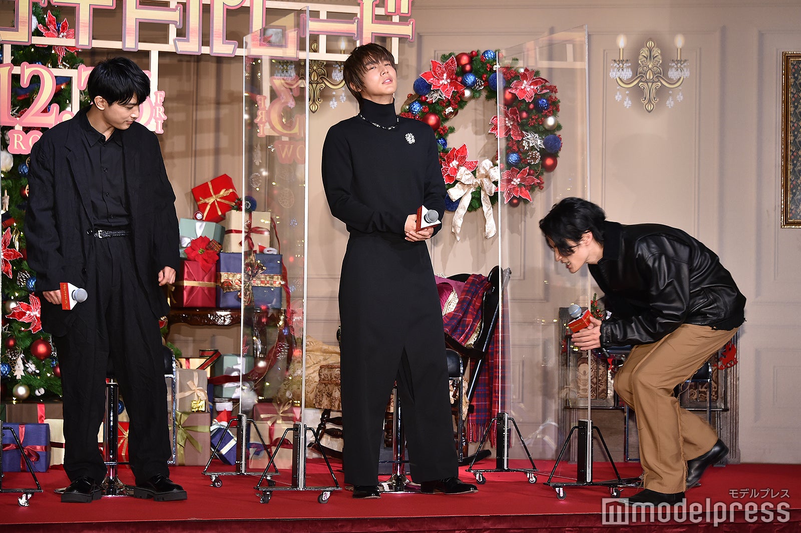 恐縮しながら入場する渡邊圭祐を見ている吉沢亮（C）モデルプレス