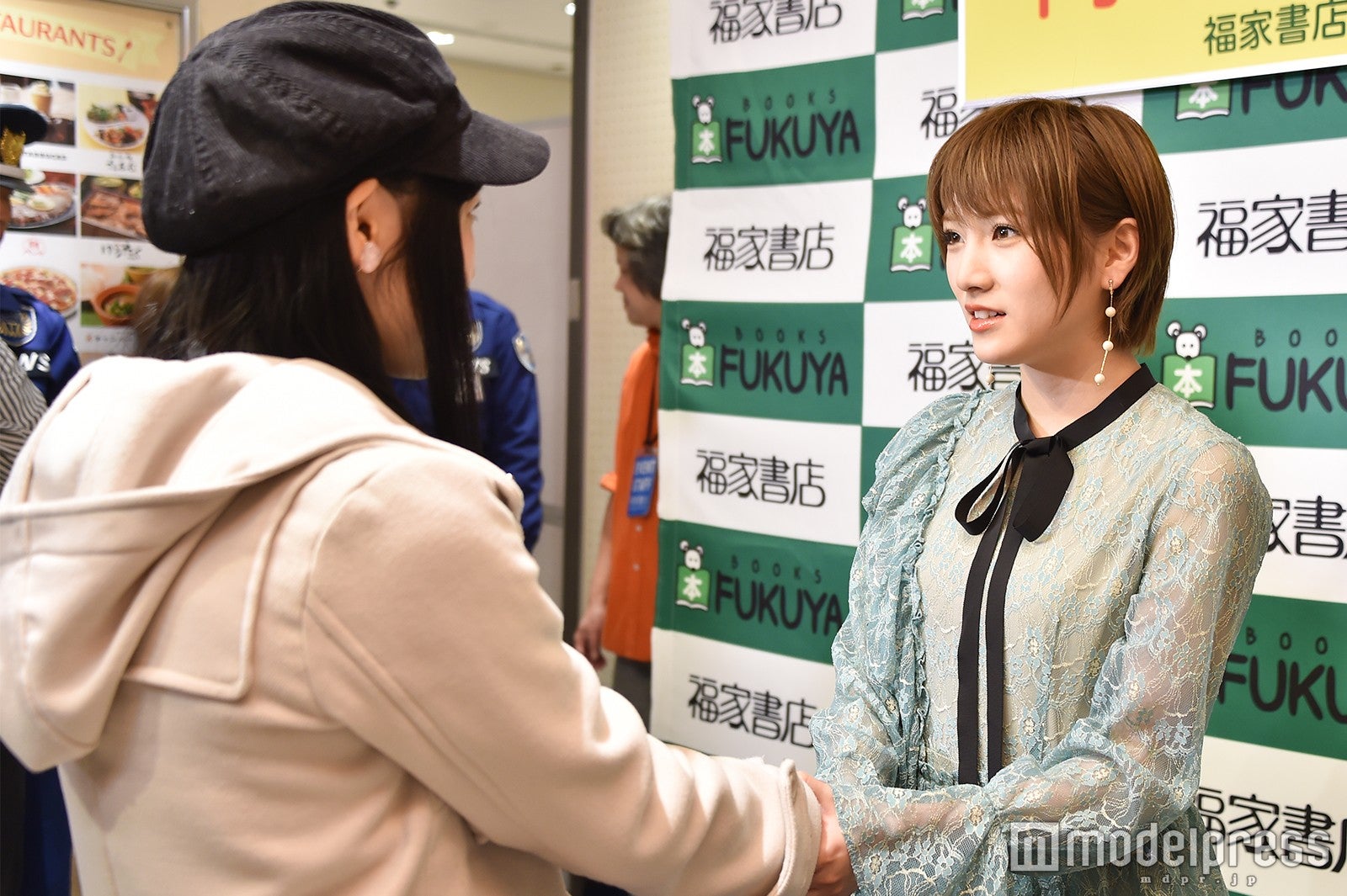 ファンと握手／岡田奈々（C）モデルプレス