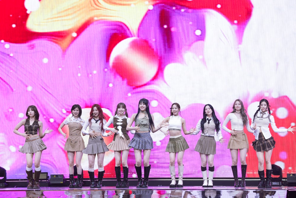 NiziU（C）ASEA 組織委員会