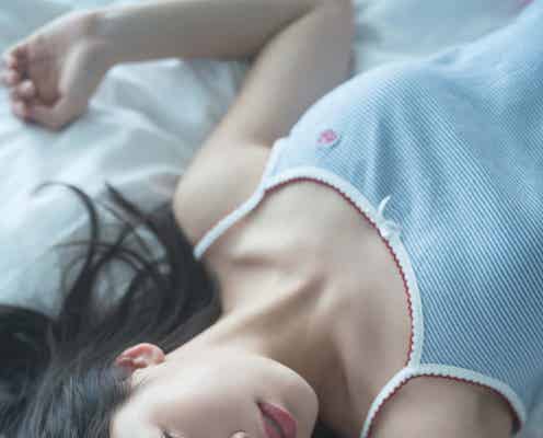 登美丘高校ダンス部元キャプテン伊原六花、キャミ姿で寝そべる しっとり色気放出