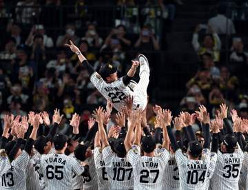 連覇の阪神 甲子園で藤川監督が胴上げ 村上、佐藤輝が次々と宙に舞う 阪神ファン沸く V決定から3日後に本拠地初ゲームで