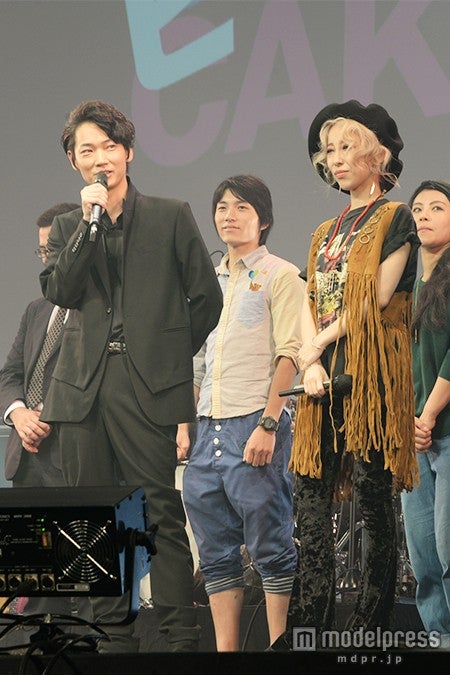 綾野剛（左）、加藤ミリヤ