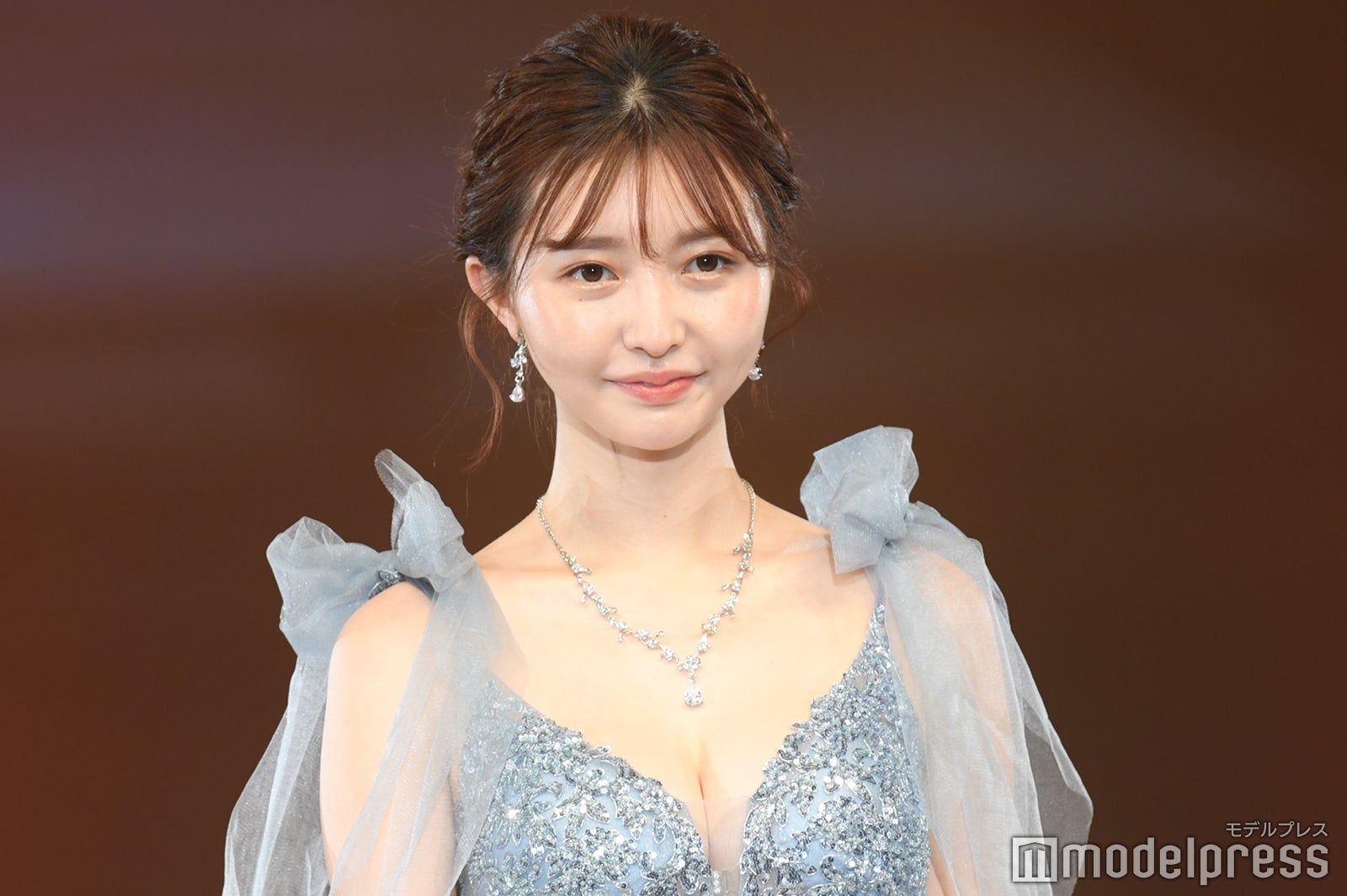 ウーバーイーツ配達員の社長令嬢・橋本萌花、胸元ざっくりドレスで美谷間披露＜札幌コレクション 2022 S／S＞