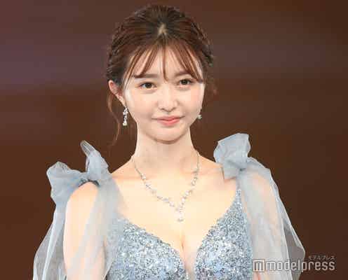 ウーバーイーツ配達員の社長令嬢・橋本萌花、胸元ざっくりドレスで美谷間披露<札幌コレクション 2022 S/S>