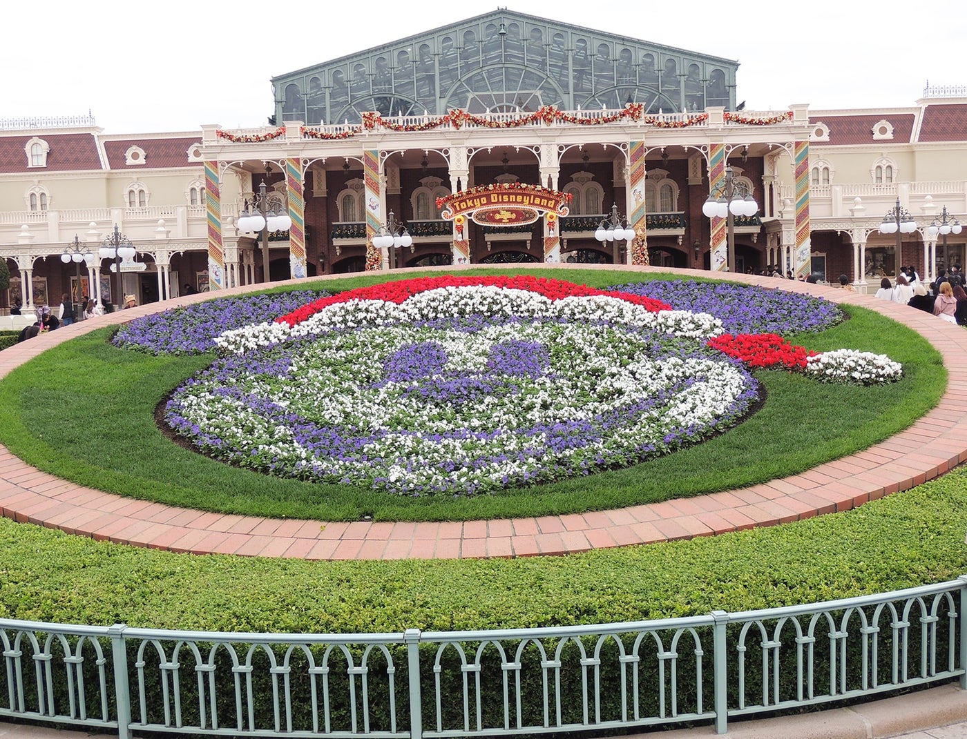 東京ディズニーランドエントランスのサンタ帽をかぶったミッキーマウス