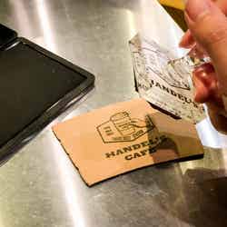 カップのスリーブはスタッフが1つ1つスタンプを押すことでコストカット/画像提供:フレックス