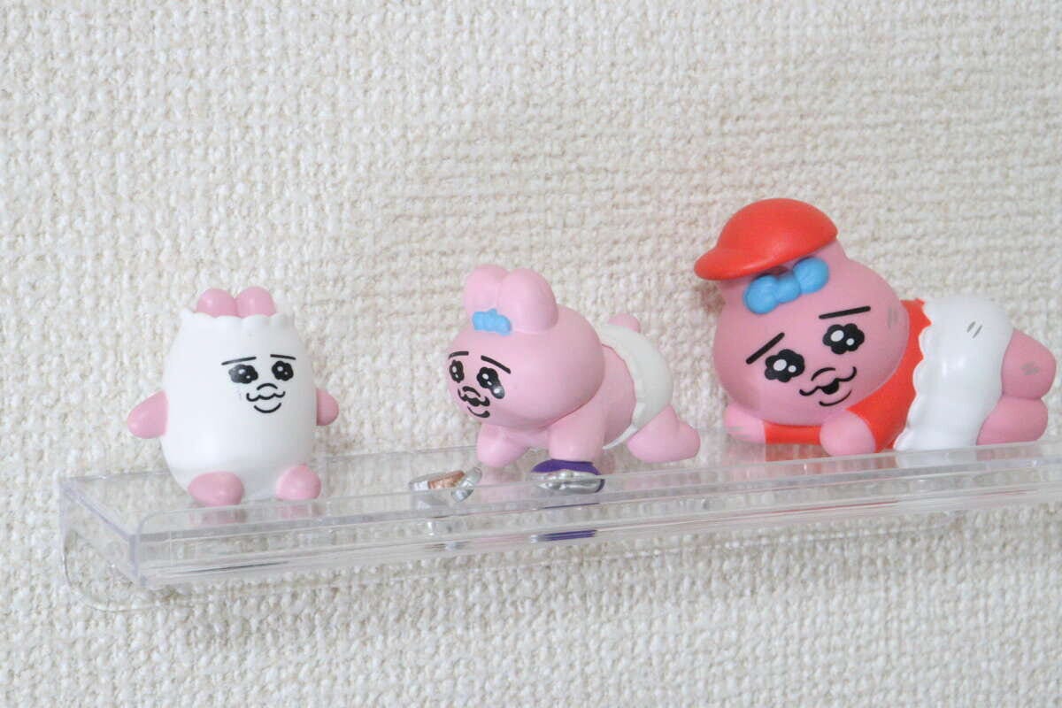 クリアスタンドに3体のキャラクターマスコットを並べている クリアスタンドに3体のキャラクターマスコットを並べている