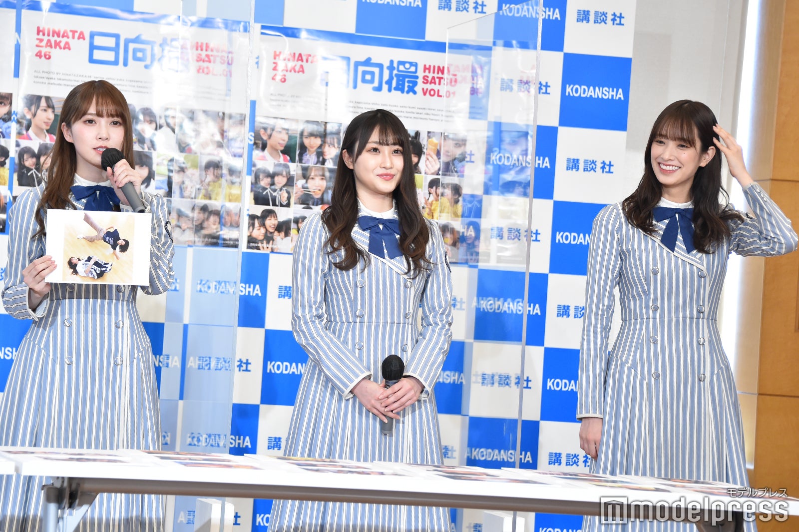 加藤史帆のチョイスに照れる佐々木久美／加藤史帆、潮紗理菜、佐々木久美（C）モデルプレス