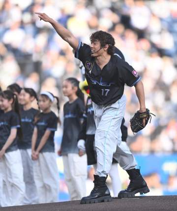 ロッテ EXILE B HAPPYのTETSUYA、中務裕太が来場 中務の始球式はワンバウンド「ノーバウンドを狙って意気込んで臨んだのですが」