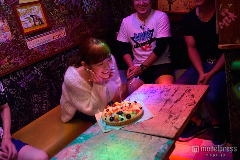 ろうそくを消す渡辺美優紀