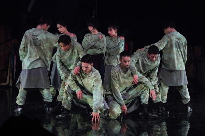 平手友梨奈とダンサーたち (C)日本テレビ