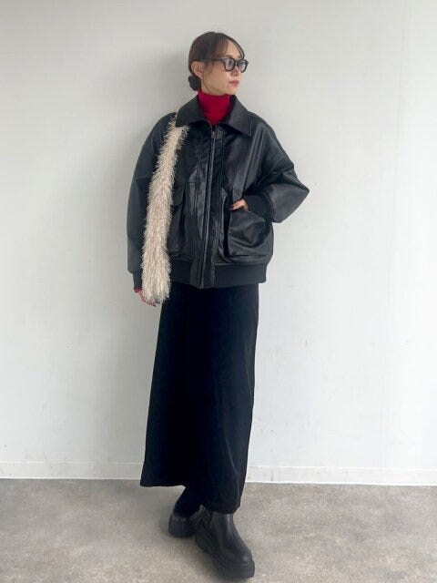 2025大人女性黒アウター赤ニットコーデ