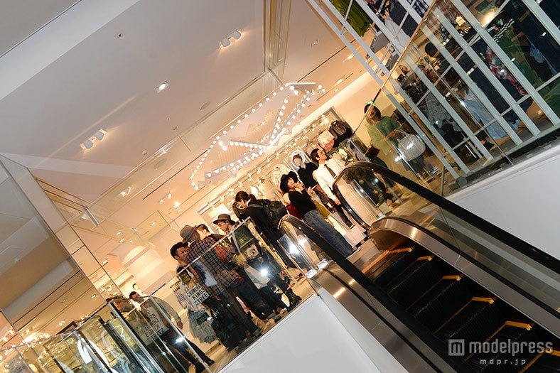 H＆M新宿店で行われたリニューアルオープン記念パーティーの様子