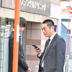 （左から）前田拳太郎、JP「トクメイ！警視庁特別会計係」第6話（C）カンテレ