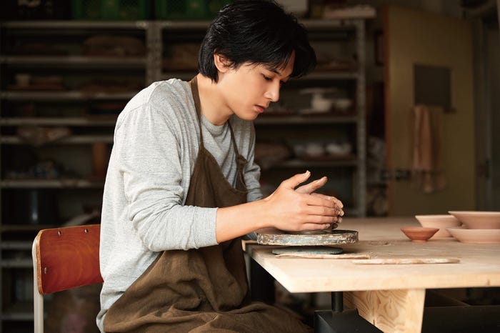 「吉沢亮 2021.4→2022.3 カレンダー」(提供写真)