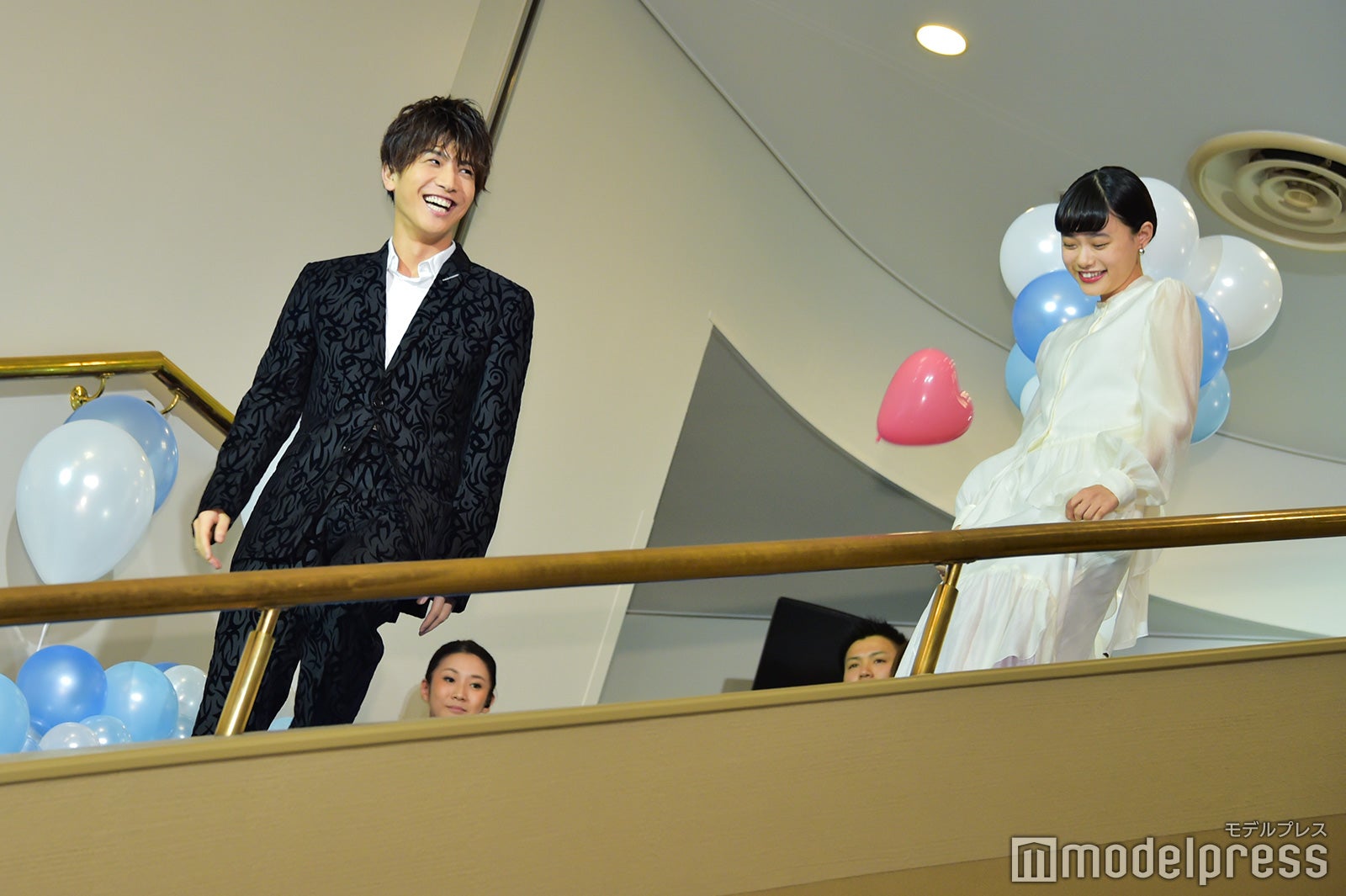 思ったより近くに落ちたようで、この表情／岩田剛典（左）（C）モデルプレス