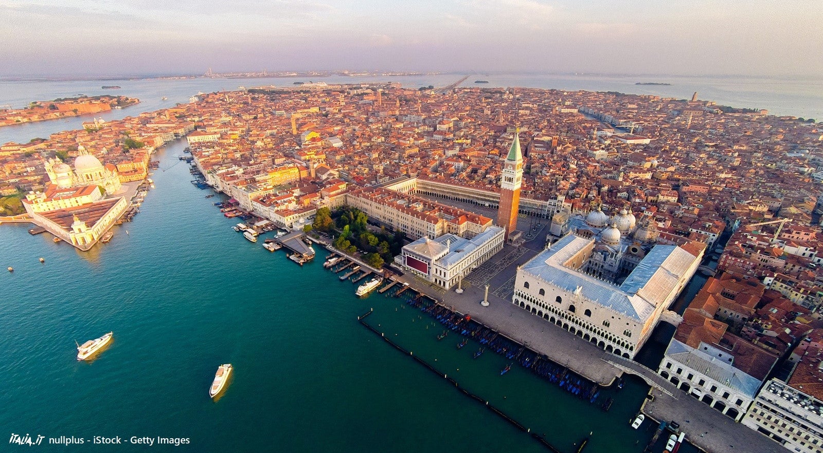 ヴェネツィア 空から見たサン・マルコ広場と大運河／提供画像