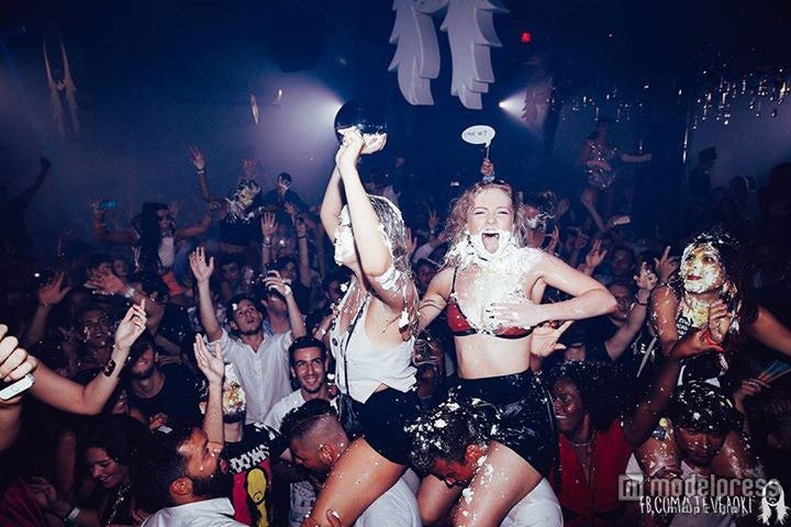 世界中のギャルが「CAKE ME」とプラカードを持ってライブに集合する“CAKE ME CRAZY”