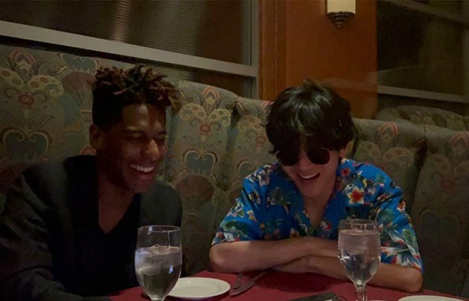 BTS・V、グラミー5冠のジョン・バティステと親睦深め話題　韓国語教える場面も