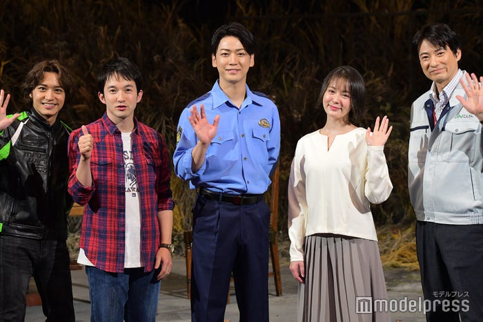 (左から)松岡広大、浅利陽介、亀梨和也、貫地谷しほり、忍成修吾(C)モデルプレス