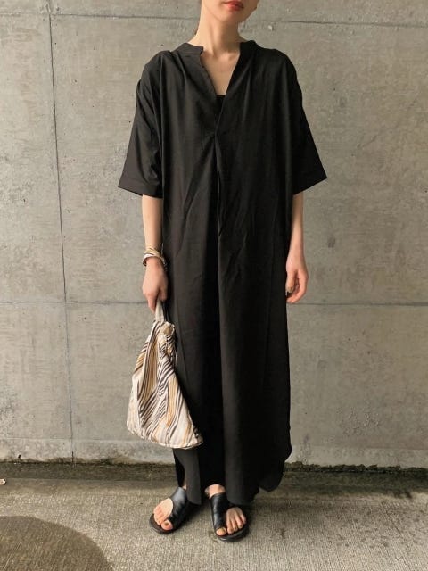 黒ワンピース コーディネート 夏 レディース コーディネート コーデ 着こなし おすすめ オススメ トレンド コツ おしゃれ お洒落 オシャレ 2022 夏 黒ワンピース 黒ワンピ ワンピース ワンピ 黒 ブラック モノトーン ワンピースコーデ vネック サンダル
