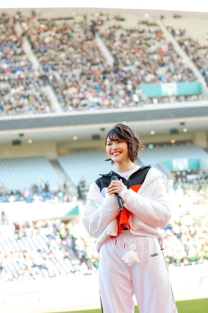 高校サッカー選手権大会 応援歌担当 三阪咲 全国大会決勝でパフォーマンス Snsでも反響 モデルプレス 高校サッカー選手権大会 応援歌担当 三阪咲 全国大会決勝でパフォーマンス Snsでも反響 モデルプレス