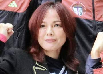「やっぱり、勝利の女神」「毎試合観戦して」「絶対に勝てる」DeNA大ファンの人気歌手＆アイドルが観戦2Sに反響